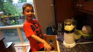 popping popcorn.Still001